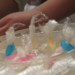 富小路 やま岸 - 葛で包んでラップで巻き冷やします・・