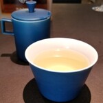 Kainoya - 上がりのお茶
      食器の青が美しい。