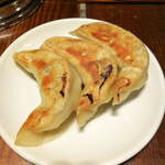 ラーメン屋　たんたん亭 - ...「手作り餃子3コ（300円）」、大きめの餃子。皮までも手作り☆彡