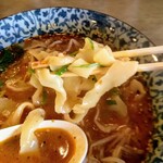 九香 麻辣小麺 - 刀削麺の麺アップ