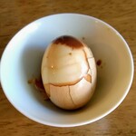 九香 麻辣小麺 - 茶葉蛋（殻を半分剥いたところ）
