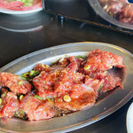 味源 - さぁ！一人分ずつ盛ってもらったから各自で焼きます