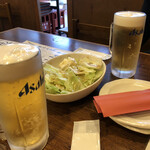 Torino Gonsuke - 生ビールとお通し（塩だれキャベツ）