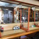 とんかつ春 - カウンターで隣同士に座ると、ドラマでよく見る【面会に来たごっこ】ができる特典がもれなくついてくる。