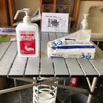 とんかつ春 - 入口には消毒用アルコールが。