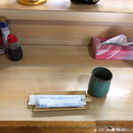 とんかつ春 - マイスペース。おしぼりとお箸がセットで提供される。