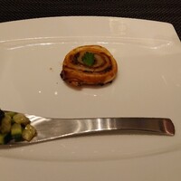 ダイニング 流 - 【アミューズ】ピサラディエールのパルミェ ズッキーニのデュクセル キャビアをのせて
