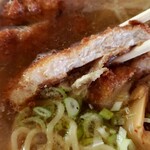 たん吉 - 塩カツラーメン。スープがどんどんオイリーになってきますよ～