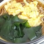 そば うどん 萩 - アップでパチリ♪ 肉厚ワカメにビックリ( ゜o゜)