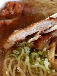 Tankichi - 塩カツラーメン。スープがどんどんオイリーになってきますよ～