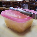 やぶしげうどん - テーブルの上の黄色いやーつ