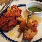 グルガオン - グルガオンスペシャルのタンドールチキン＆カリフラワー。別皿で提供されました。
