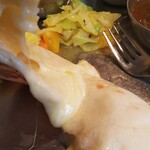 グルガオン - チーズクルチャの中には熱々のチーズがトロ～(*￣∇￣)ノ