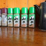 あっちゃん - 2020年6月　綺麗に並べられた卓上の薬味たち