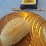 モントルー - パン、オリーブオイル(バターも選べます）