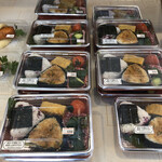 カフェアンドショップ ロータスランド - おにぎり弁当
      2020/06/24
      まるごとにんじんパン 400円
      たっぷり野菜と大豆ミートのポケットサンド 250円
      人参ドレッシング付き