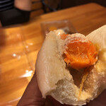 カフェアンドショップ ロータスランド - 2020/06/24
      まるごとにんじんパン 400円
      たっぷり野菜と大豆ミートのポケットサンド 250円
      人参ドレッシング付き