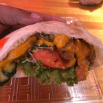 カフェアンドショップ ロータスランド - 2020/06/24
      まるごとにんじんパン 400円
      たっぷり野菜と大豆ミートのポケットサンド 250円
      人参ドレッシング付き