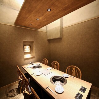 8名様までご案内可能な個室となります。
                                          ※別途個室料4,000円頂戴致します。