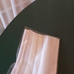 中国レストラン 雪園 - 食事の際マスクを外したら、私はずっと以前からOPP袋を使い捨てで使用しています。ゴムをマスクの外側(口と反対)にして入れると、テーブルや鞄の中、どこにおいても安心。1枚4円相当です。