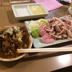 もつ焼き ウッチャン 新宿思い出横丁 - ◆牛すじトロトロ煮込み
            これ美味しいのよ
            ◆ガツ、たん、こぶくろ三点盛（低温調理）
            これはそんなハマんなかったな。レアじゃないからね。