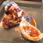 NIJI - デザートプレート。カヌレ、紅玉のケーキ、日向夏のタルト