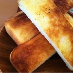 スープ喫茶 bibi - 厚みと弾力があり、外はさくさく中はふわふわのトースト