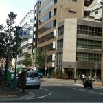 スープ喫茶 bibi - 道順①栄町通りの神戸中央郵便局の北側。東を見ると「つるやゴルフ」の看板が見えます。