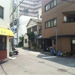 スープ喫茶 bibi - 道順③北へ少し歩いたら左手に「チャイニーズレストラン莉紗」と「お食事処　憩」があるのでその間の路地を左にすぐの場所。