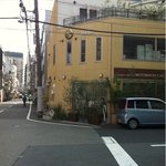 スープ喫茶 bibi - この道、元町ケーキ南側の道路の西の突き当たりがお店がです。