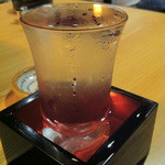 照 春吉店 - 佐賀のお酒・東一(あずまいち)。1合で注文すると、コップも枡もなみなみ一杯注いでくれます。