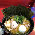 家系総本山 ラーメン 吉村家 - 勝手に海苔を立てました