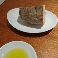 ラ・ターチ - パンは、今日はコムシノワさん。奈良のサマーシュさんご出身のお店のパンも使われているそうです。
