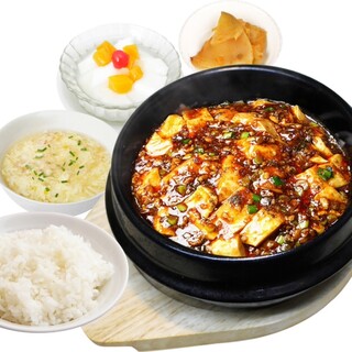 定食は990円から。お得なランチセットをぜひ♪