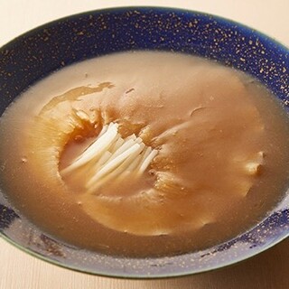 名物！コラーゲンたっぷりの「気仙沼産吉切鮫のフカヒレ姿煮」