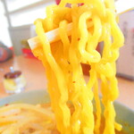 ラーメンさんぱち - さんぱちデー　味噌ラーメン　８５０円→５５０円（税込）の麺のアップ【２０２０年６月】