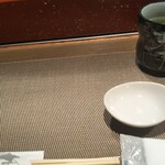 寿し芳 - お箸、しょう油差し、お茶。