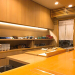 懐石料理 はし本 - カウンターからは手際良い仕事ぶりも眺められる