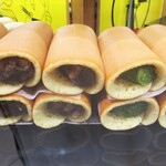 藤田屋 - ショーケースに並ぶ 大あんまき 栗 250円（以下 税込）と 抹茶 220円。　　　　　2020.06.20