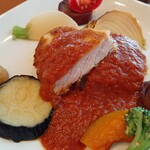 TANAKA - 分厚く脂控えめの三元豚ロース肉パン粉焼き、トマトのフレッシュな旨味が詰まったトマトソースで