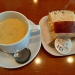 TANAKA - クリーミーだけどあっさりマイルド、柔らかく煮込んだお野菜がゴロゴロ入った南瓜スープ、ふわっふわの自家製パンはバター付き
