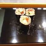 小判寿司 - いくらときゅうりの巻物