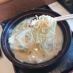 うちだラーメン - 麺のリフトアップ