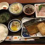 てら田 - 鯖の煮物定食＝７００円 税込
            (刺身・サラダ・ヨーグルト付)