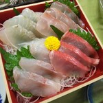 Michino Eki Hakkouno Sato Kouzaki - サービス4点盛（金目鯛、真鯛、アイナメ、平目）