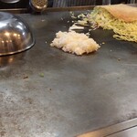 Okonomiyaki Hirano - 他のお客さんの注文・・ここのお好み焼きにはそばorうどんの他にライスを入れることができます！