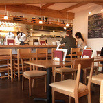 G831 Natural Kitchen & Cafe - 店内はウッディでナチュラルな雰囲気。