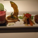 マザーエスタ - ビーツのムースとカボチャのペースト、サバのエスカベッシュ、ヒジキのコロッケ