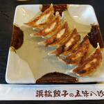 五味八珍 - 餃子(250円)：6個なので円盤状には並びません