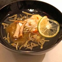 うぶか - 椀物　　神奈川県相模湾産の大猿猴蟹、兵庫県産の亀の手、熊本県産の赤茄子、蓴菜、酢橘